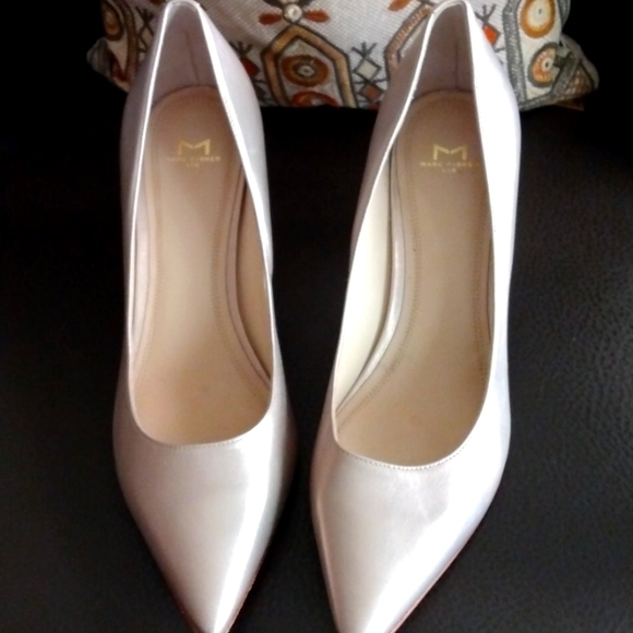 Marc Fisher 2 1/2 in heel pumps. Pale gold metallic color. - Picture 1 of 5